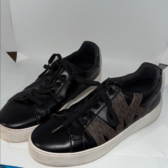 Michael Kors Poppy logo and faux patent leather sneaker size - 10M
